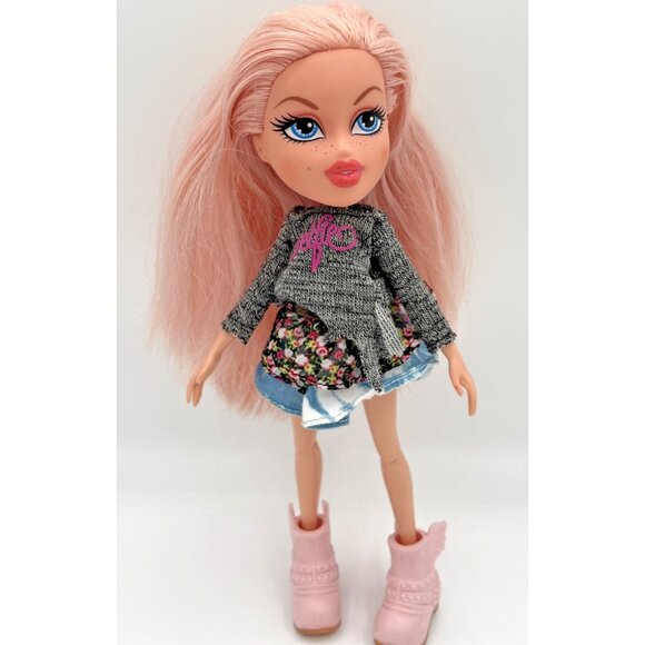 Bratz Cloe Doll Selfie Snaps Reboot 2015 MGA Entertainment pink hair - Picture 1 of 15
